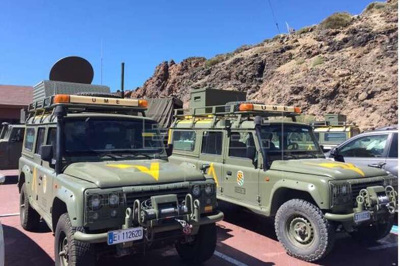 Imagen de archivo de uno despliegue de la UME en el Teide (Foto Efe / Nicolás Dorta)