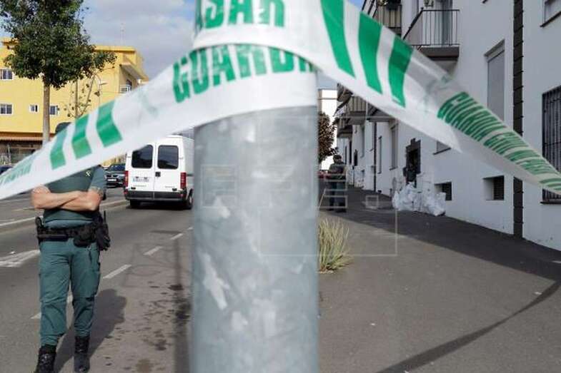 Imagen de la vivienda en la que este lunes fue asesinada una mujer de 26 años (Foto Efe / Ramón de la Rocha)