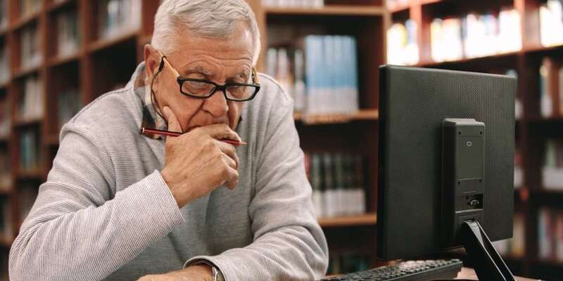 Un jubilado calculando su pensión (Foto TA)