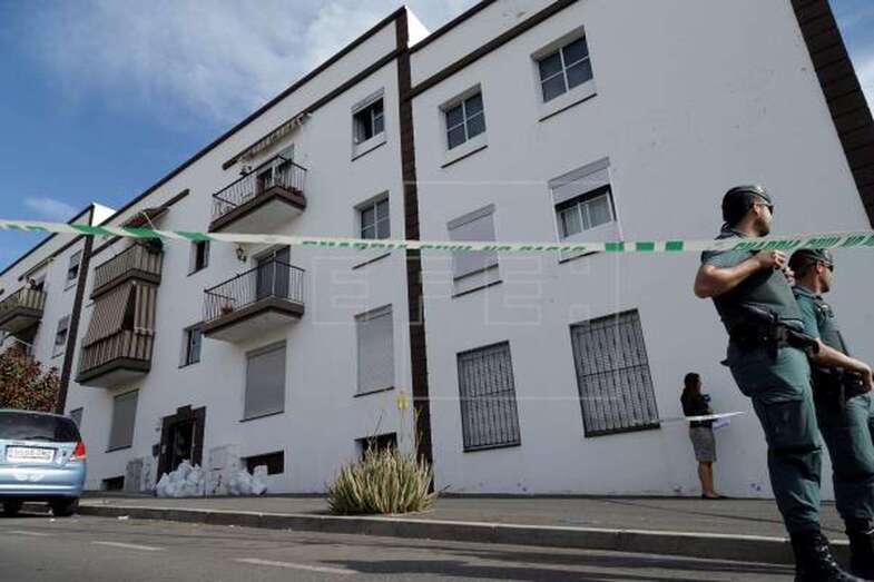 Imagen de la vivienda de Granadilla de Abona donde fue asesinada la joven de 26 años (Foto Efe / Ramón de la Rocha)