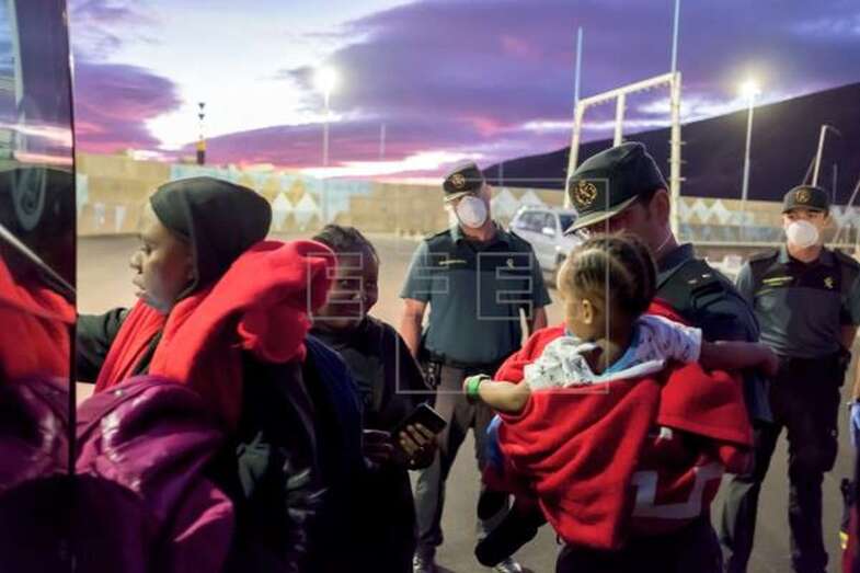 Imagen de archivo de una de las pateras que llegaron la semana pasada a Fuerteventura, con varios niños a bordo (Foto Efe / Carlos de Saá)