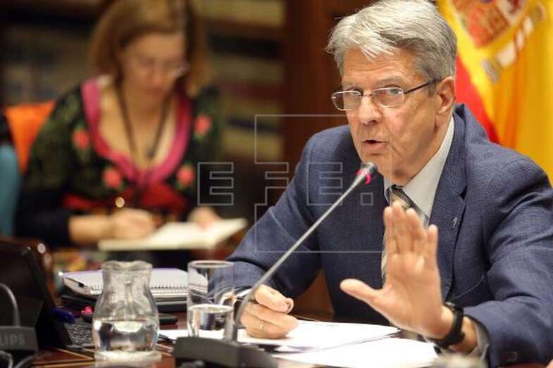 El consejero de Administraciones Públicas, Justicia y Seguridad del Gobierno de Canarias, Julio Pérez, este miércoles en comisión parlamentaria (Foto Efe / Cristóbal García)