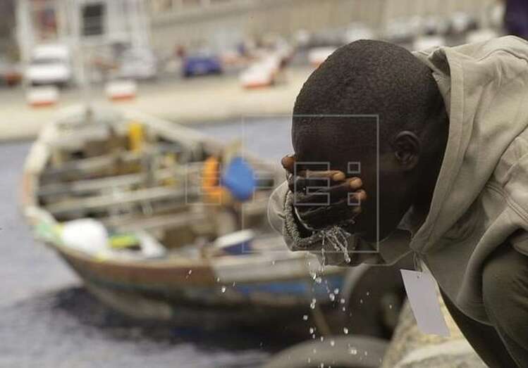 Foto de archivo de un cayuco en Canarias (Foto Efe / Carlos Fernández)