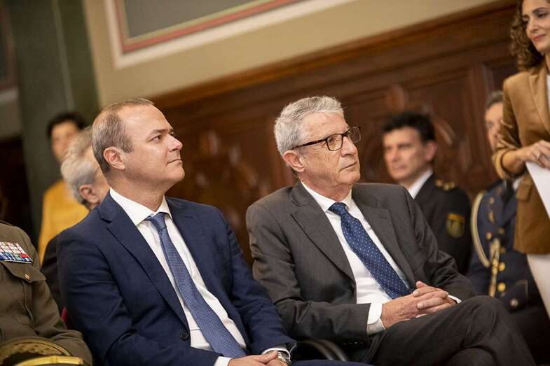 Juan Salvador León, hoy el alcalde de Las Palmas de GC, Augusto Hidalgo, en el acto de celebración de la Constitución (Foto Acfi Press)