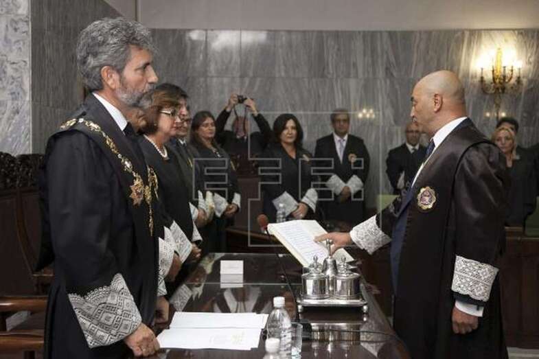 Foto de archivo del presidente del Consejo General del Poder Judicial y del Tribunal Supremo, Carlos Lesmes (i), durante la toma de posesión de Antonio Doreste (Foto Efe / Ángel Medina)