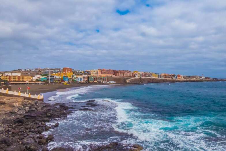 El oleaje comienza a notarse en la costa de Telde. En la imagen, la playa de Melenara este sábado (Foto Antonio Rico)
