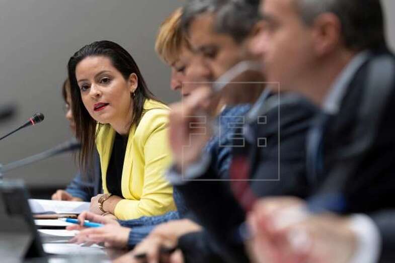 La consejera de Turismo, Industria y Comercio, Yaiza Castilla, en comisión parlamentaria (Foto Efe / Miguel Barreto)