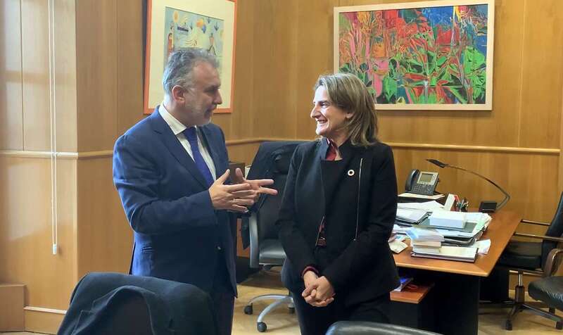 El presidente de Canarias, Ángel Víctor Torres, y la ministra de Transición Ecológica, Teresa Ribera, en su reunión de ayer, martes 17 de diciembre, en Madrid (Foto TA)