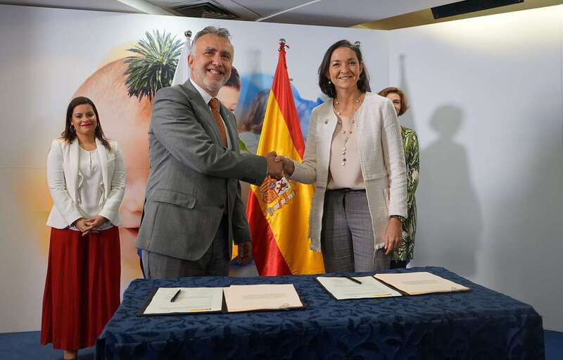 El presidente canario Ángel Víctor Torres y la ministra Reyes Maroto, este lunes en la capital grancanaria (Foto TA)