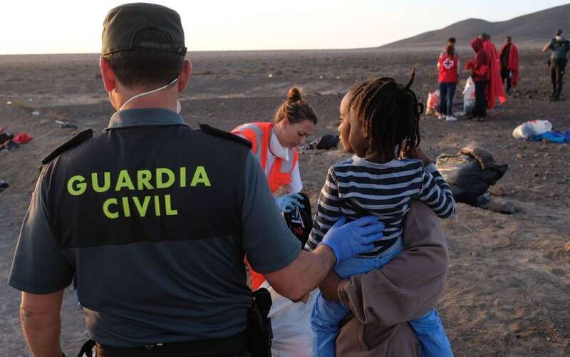 Personal de Cruz Roja y de la Guardia Civil atienden a inmigrantes (Foto TA)