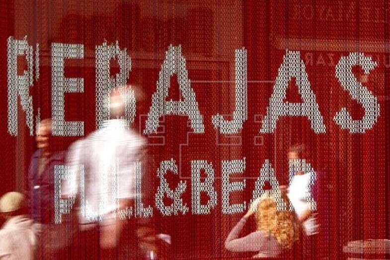 Foto de archivo de un comercio de Las Palmas de Gran Canaria durante las rebajas de invierno (Foto EFE / Ángel Medina G.)