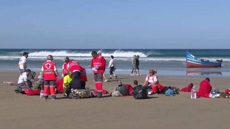 Imagen los inmigrantes en la playa de Famara (Foto TA)
