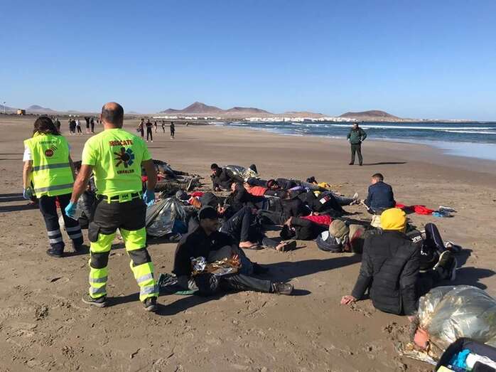 Inmigrantes llegados ayer a Famara (Foto TA)