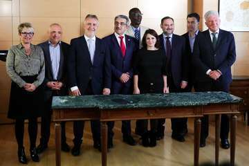 La firma del acuerdo entre NC y PSOE tuvo lugar este viernes en Madrid (Foto TA)