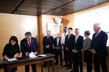 La firma del acuerdo entre NC y PSOE tuvo lugar este viernes en Madrid (Foto TA)
