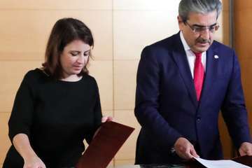 La firma del acuerdo entre NC y PSOE tuvo lugar este viernes en Madrid (Foto TA)