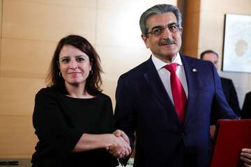 La firma del acuerdo entre NC y PSOE tuvo lugar este viernes en Madrid (Foto TA)