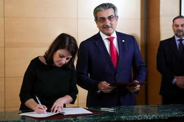 La firma del acuerdo entre NC y PSOE tuvo lugar este viernes en Madrid (Foto TA)