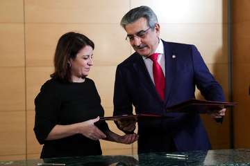 La firma del acuerdo entre NC y PSOE tuvo lugar este viernes en Madrid (Foto TA)