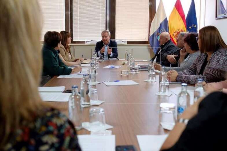 El consejero regional de Obras Públicas, Transportes y Vivienda, Sebastián Franquis (c) (Foto Efe / Ángel Medina G.)