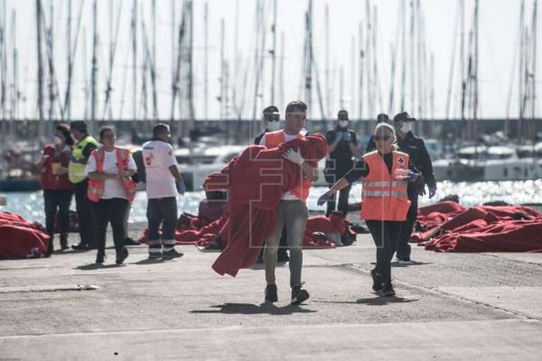 Efectivos de emergencia atienden a las personas rescatadas a su llegada a Arrecife (Foto Efe / Javier Fuentes=