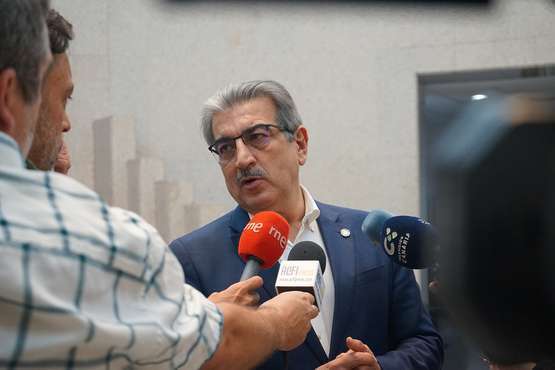 Román Rodríguez atiende a los medios de comunicación (Foto Acfi Press)