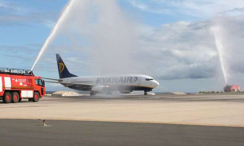 Imagen de archivo de una aeronave de Ryanair a su llegada al Aeropuerto de Gran Canaria (Foto TA)