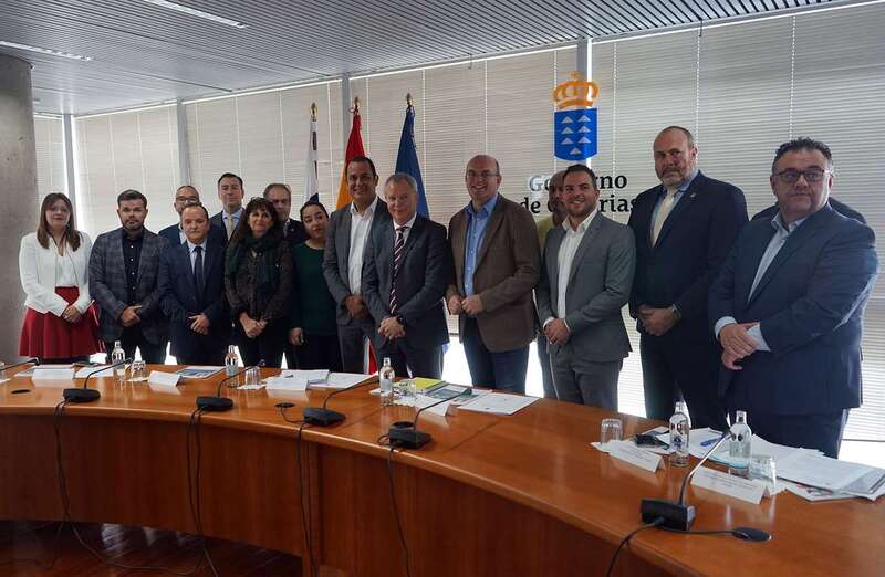 Asistentes a la reunión con el consejero de Obras Públicas (Foto TA)