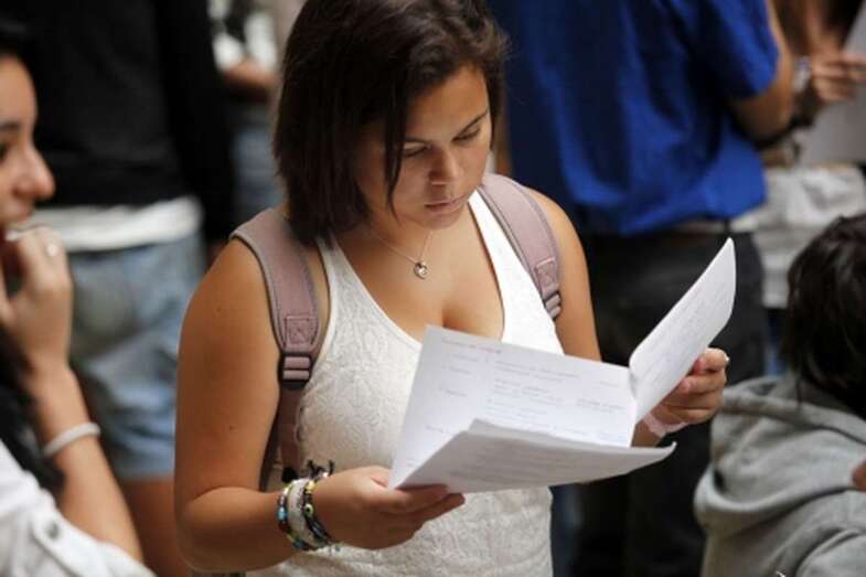 Alumna de Bachillerato consulta unos apuntes (Foto TA)