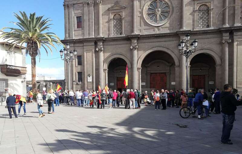 Pequeño grupo de personas que se concentró en la capital grancanaria (Foto TA)
