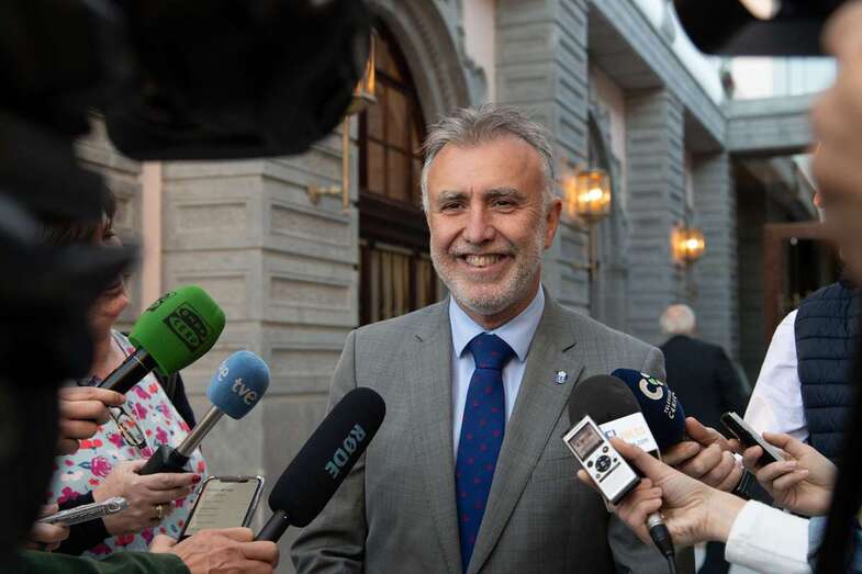 Ángel Víctor Torres atiende a la prensa en la entrada al foro informativo de este martes en la capital grancanaria (Foto Acfi Press)