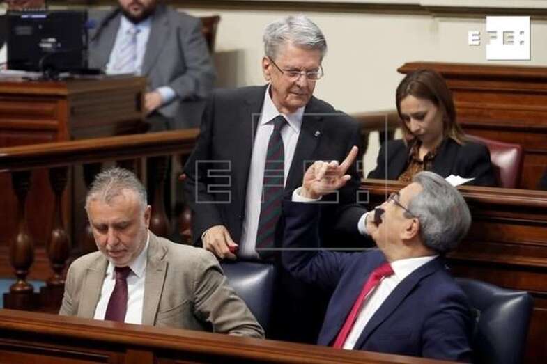 El consejero de Administraciones Públicas del Gobierno de Canarias, Julio Pérez (c), conversa con el vicepresidente Román Rodríguez (Foto EFE / Cristóbal García)