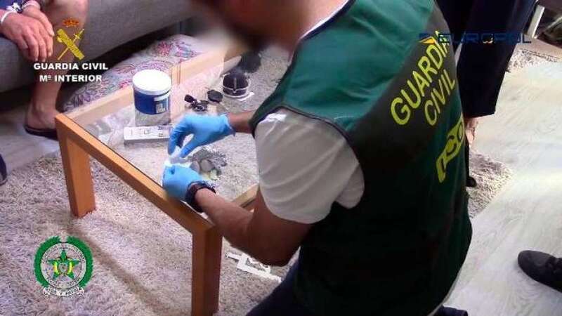 Agente de la Guardia Civil supervisando la droga requisada (Foto TA)