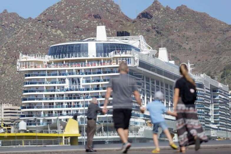 Una familia de turistas pasea por Santa Cruz de Tenerife el día de año nuevo de 2020 (Foto EFE / Ramón de la Rocha)