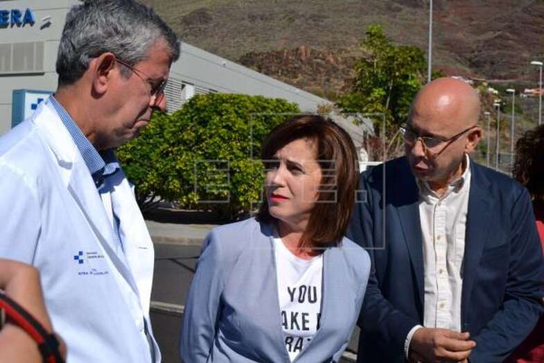 La consejera Teresa Cruz conversa con el Jefe de Epidemiología y Prevención y el gerente del Hospital de La Gomera (Foto Efe / Violeta Mesa)