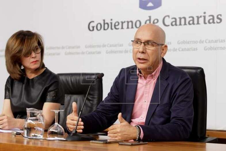 La consejera de Sanidad, Teresa Cruz, y el jefe de Epidemiología del SCS, Domingo Núñez (Foto Efe)