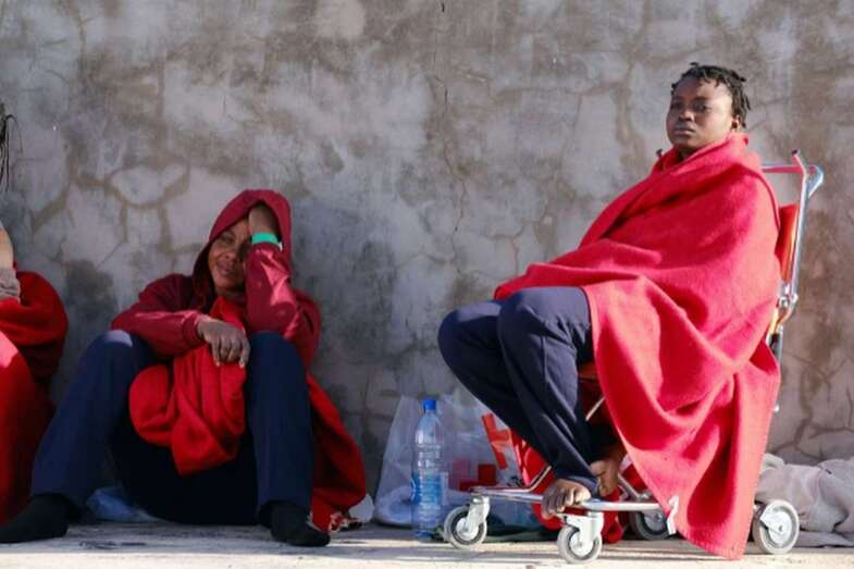 Inmigrantes rescatados por Salvamento Marítimo, a su llegada al muelle de Gran Tarajal (Fuerteventura) (Foto Javier Melián/EFE)