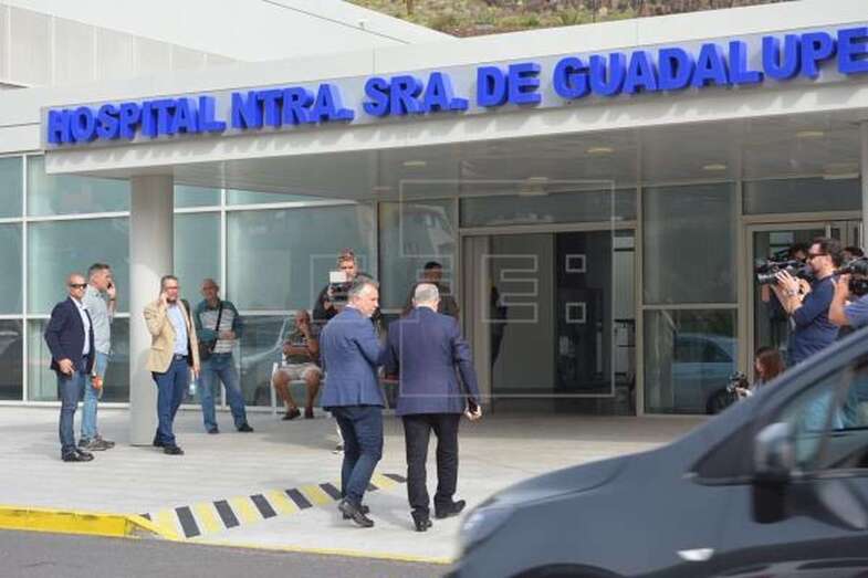 El presidente Ángel Víctor Torres y su homólogo Casimiro Curbelo, entrando en el Hospital de La Gomera (Foto TA)