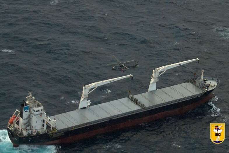Uno de los helicópteros del Ejército, sobre el mercante que ha rescatado a los migrantes a unos 800 kilómetros de El Hierro (Foto Ejército del Aire)