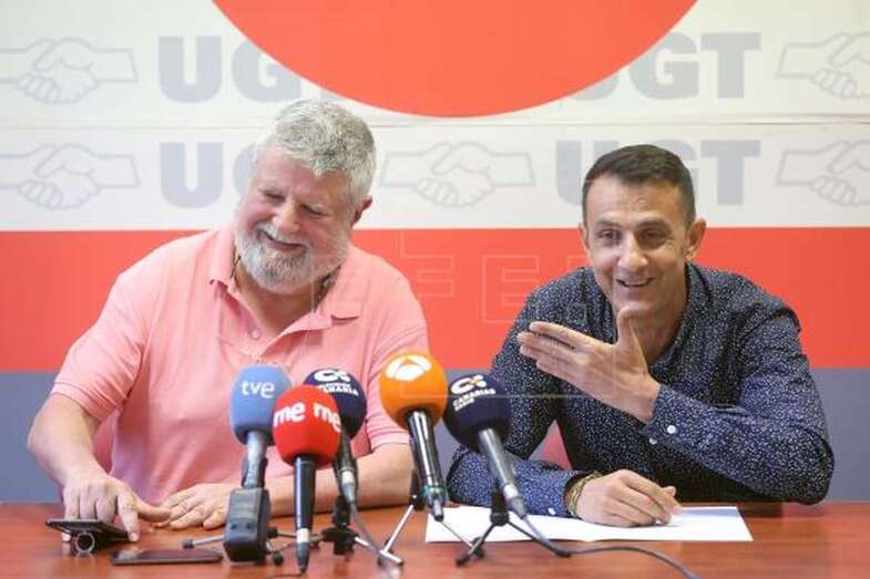 Los representantes de UGT, Francisco Bautista (d), y de CCOO, José Alonso Rodríguez (Foto EFE / Cristóbal García)