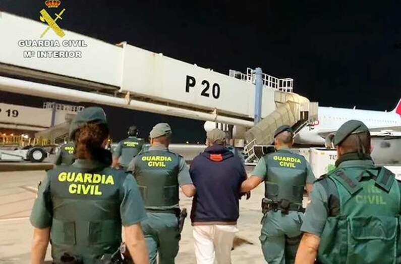 Momento en el que los agentes de la Guardia Civil trasladan a un detenido (Foto Guardia Civil)