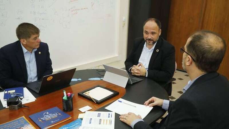 El consejero de Transición Ecológica, junto al vicerrector de Investigación de la ULPGC y con el vicerrector de Coordinación (Foto TA)