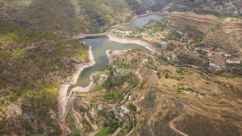 Vista de la presa de Lugarejos, con el pinar de Tamadaba a la izquierda y la presa de los Pérez al fondo (Foto Canarias7 / Borja Suárez)