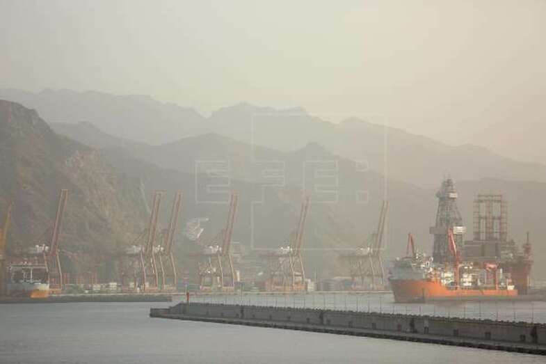 Imagen de Santa Cruz de Tenerife con calima (Foto EFE / Cristóbal García)