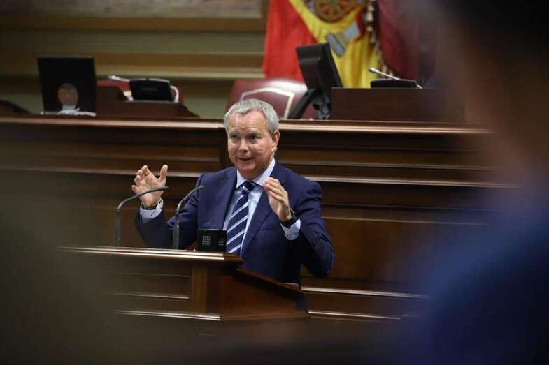 El consejero Sebastián Franquis, este miércoles en el Parlamento de Canarias (Foto TA)