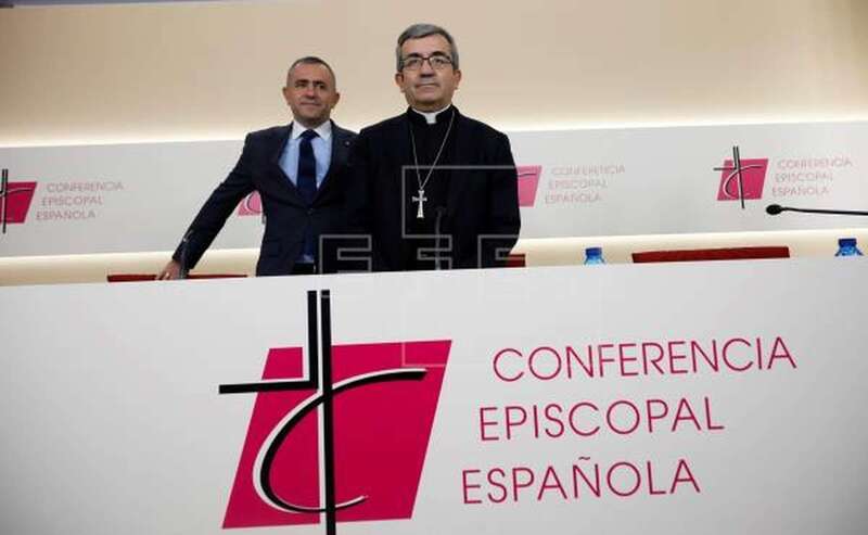 El secretario general de la Conferencia Episcopal Española, Luis Argüello, y el vicesecretario para asuntos económicos, Fernando Giménez Barriocanal (Foto EFE / David Fernández)