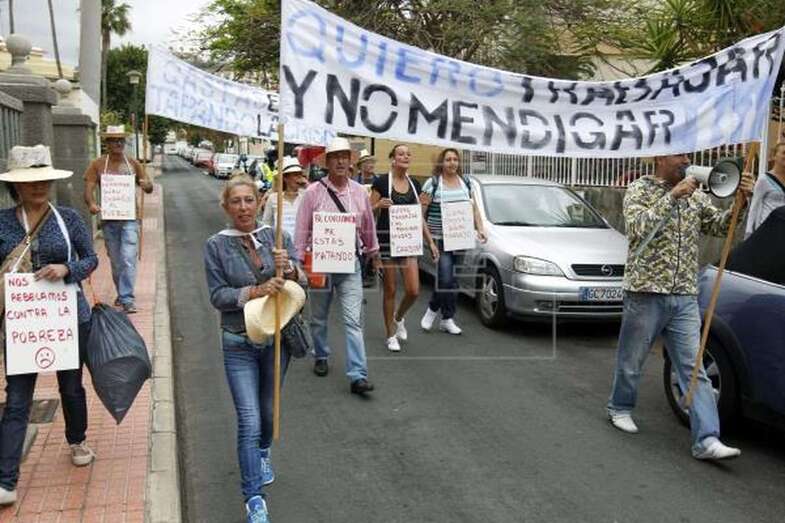 Unos vecinos de Piedra de Las Palmas de Gran Canaria protestan por la tardanza de las ayudas de emergencia (Foto EFE / Elvira Urquijo A.)