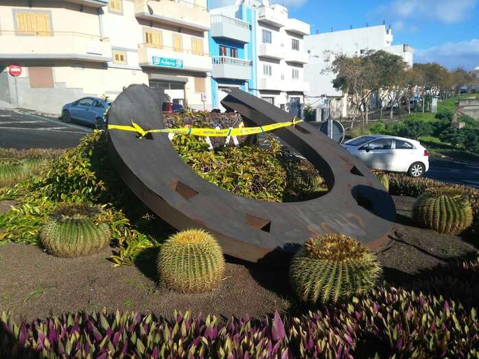 Un temporal de viento tiró la escultura de La Herradura (Foto TA)