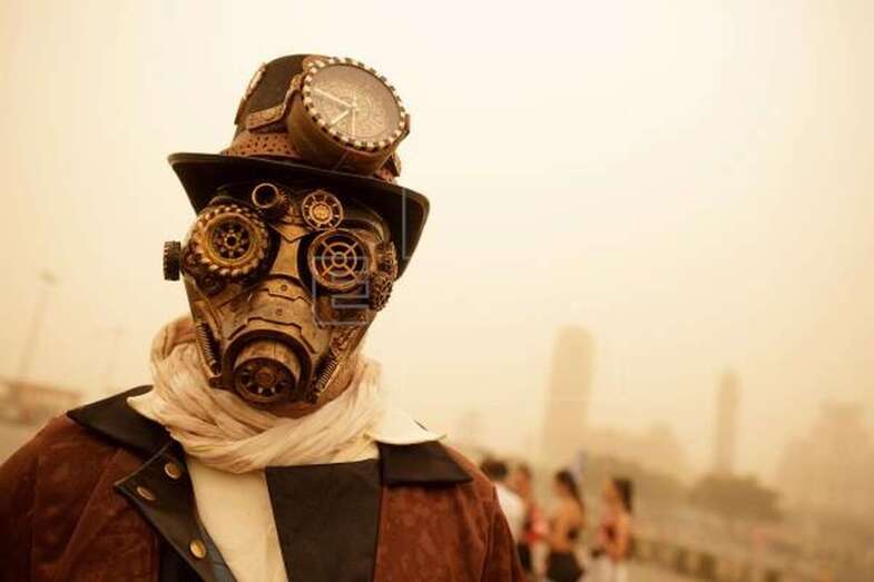 Un hombre disfrazado pasea por Santa Cruz de Tenerife, en pleno carnaval, inmerso en una intensa calima (Foto EFE / Ramón de la Rocha)