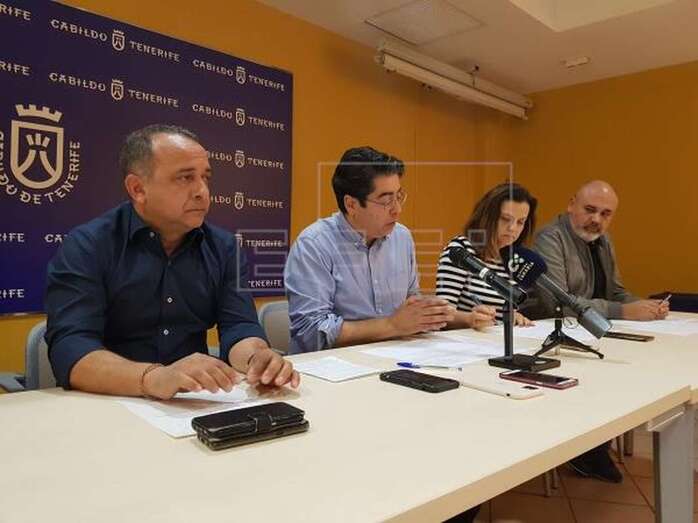 El presidente del Cabildo de Tenerife, Pedro Martín, (2i) informa sobre la situación en la isla tras declararse varios incendios en seis municipios del norte (Foto EFE / Gema González)